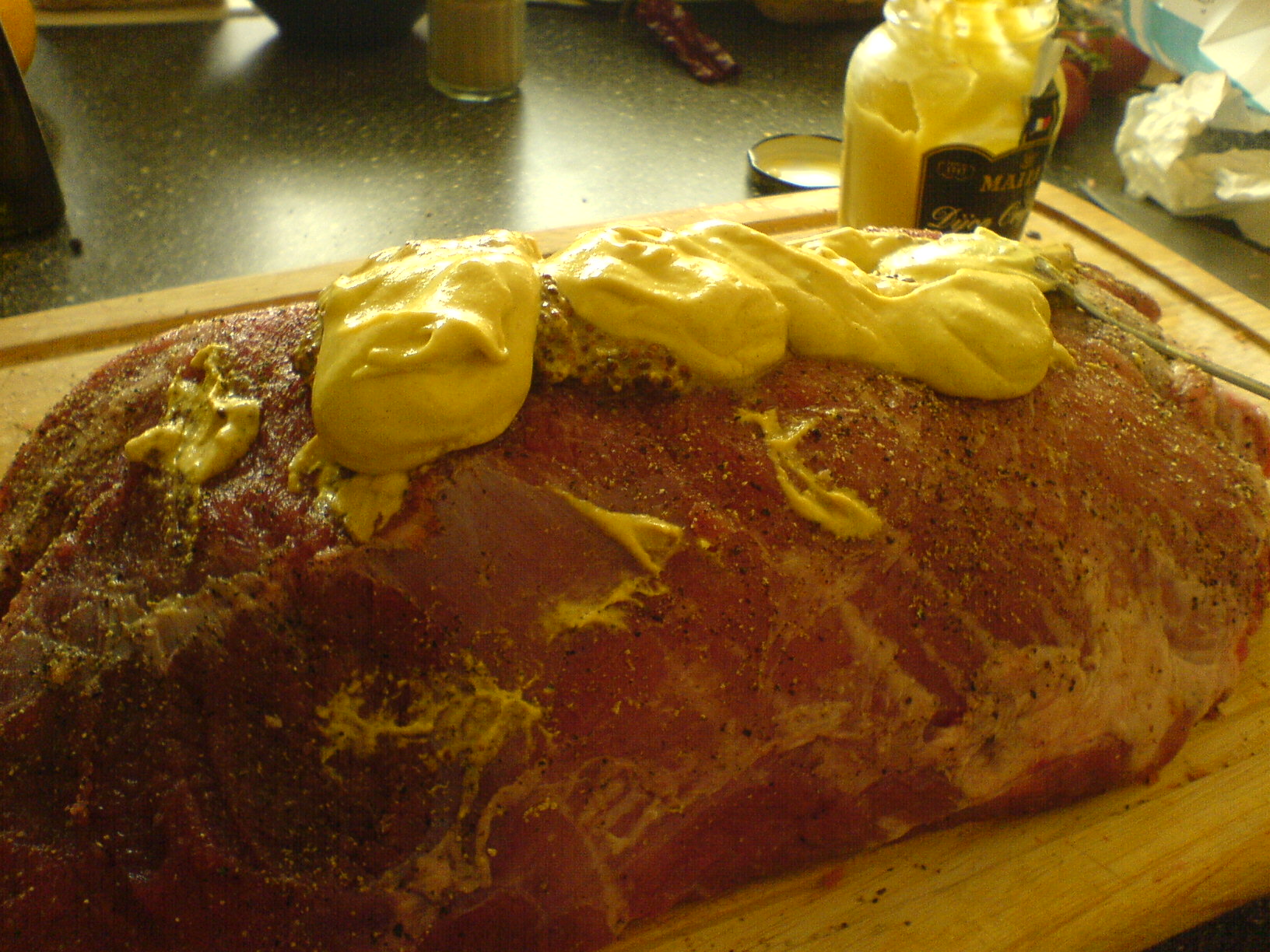 Schweinefleisch auf Meersalz mit Senf-Knoblauchkruste