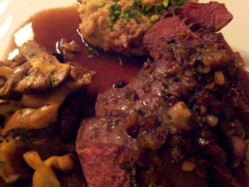Rehrücken mit Maronenpüree und Steinpilzen